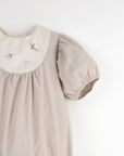 [Popelin]   Sand embroidered romper suit with yoke